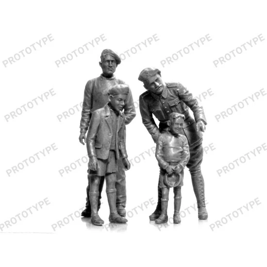 ICM 35338 - 1/35 - FCM 36 with a French tank crew scale plastic model kit