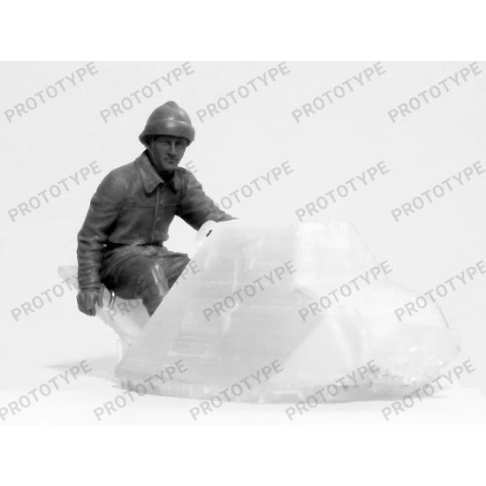 ICM 35338 - 1/35 - FCM 36 with a French tank crew scale plastic model kit