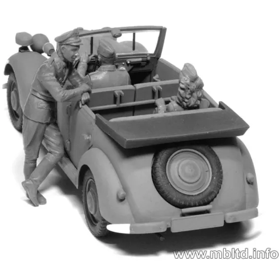 Us Stock Fraulein, What Are You Doing Today German Military Men 5 Fig 1/35 Master Box 3570