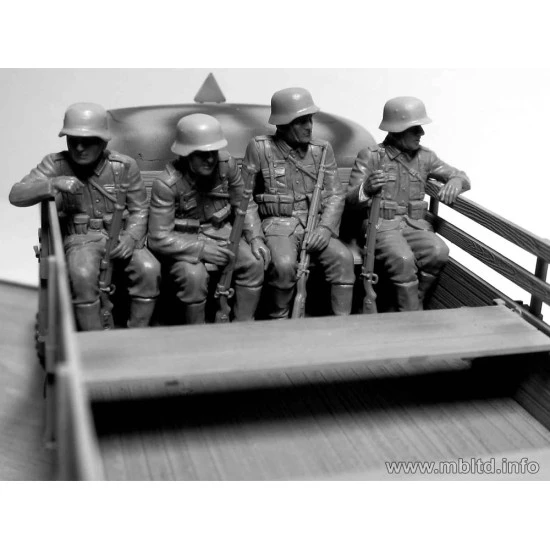 German Infantry on the march, WW II era 6 figures 1/35 Master Box 35137