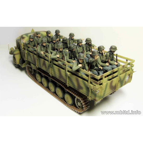 German Infantry on the march, WW II era 6 figures 1/35 Master Box 35137