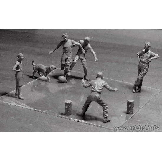 German Tankers - A break between battles, WW II era 5 figures 1/35 Master Box 35149