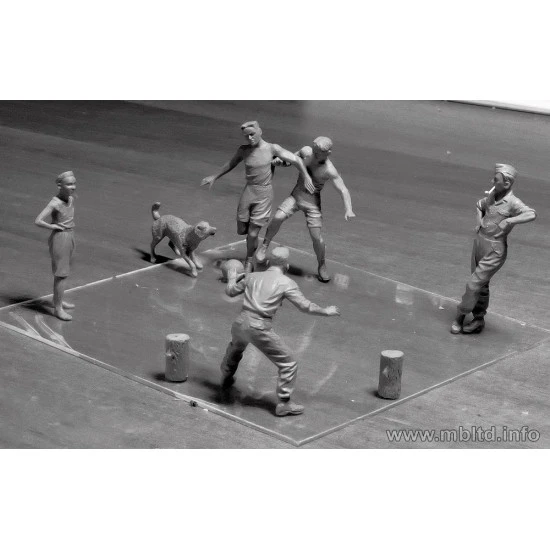 German Tankers - A break between battles, WW II era 5 figures 1/35 Master Box 35149