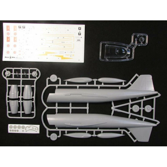 Mikro Mir 72-013 - 1/72 English Electric Canberra T.17 scale model kit