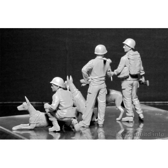 Dogs in service in the US Marine Corps, WW II era 3 figures 3 dogs 1/35 Master Box 35155