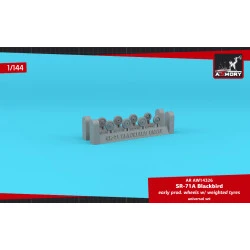 Armory AW14326 - 1/144 SR-71A Blackbird early type wheels w/ weighted tires