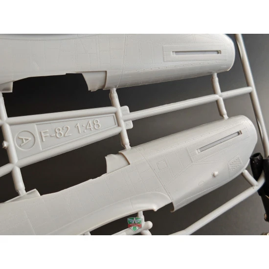 Model Svit 4818 - 1/48 F-82F/G Twin Mustang scale plastic model kit