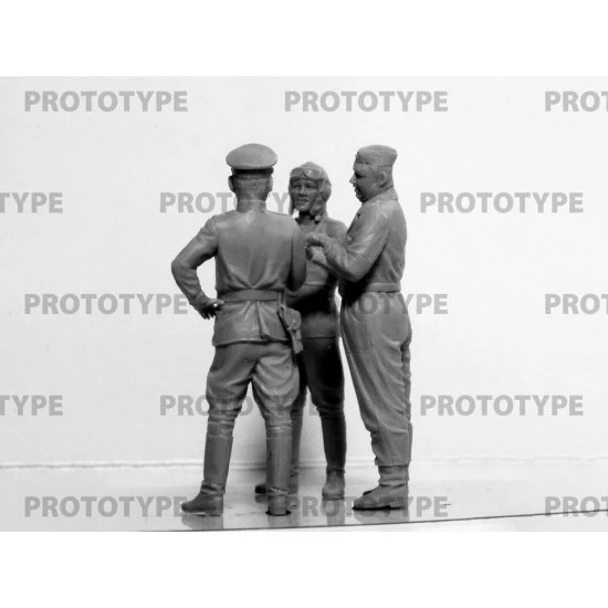ICM 32117 1/32 Pilots of the Soviet Air Force 1943-1945 WW II scale model kit
