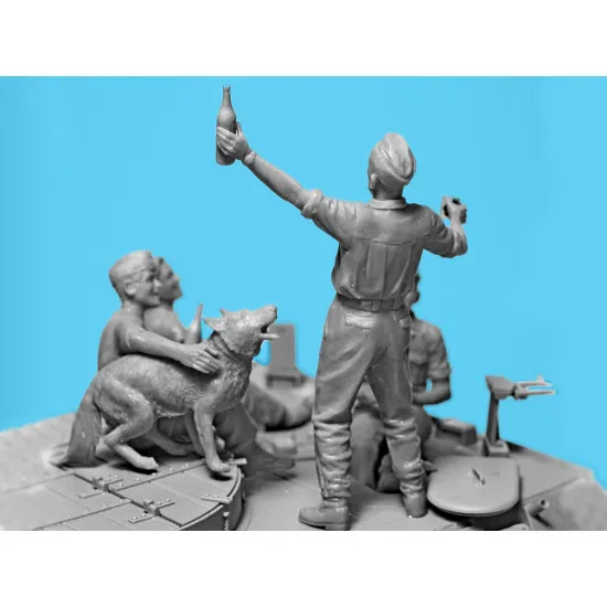 Prost Between Battles on Bergepanther Plastic Model Kit Scale 1/35 ICM 35343