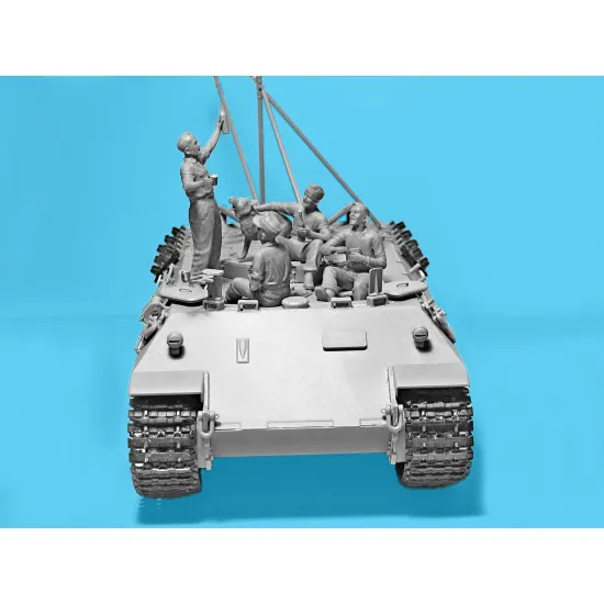 Prost Between Battles on Bergepanther Plastic Model Kit Scale 1/35 ICM 35343