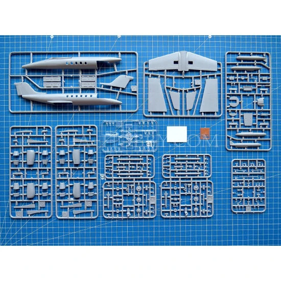 Amodel 72295 - 1/72 - Learjet-35A  LX-ONE, PT-LOE scale model kit