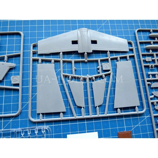 Amodel 72295 - 1/72 - Learjet-35A  LX-ONE, PT-LOE scale model kit