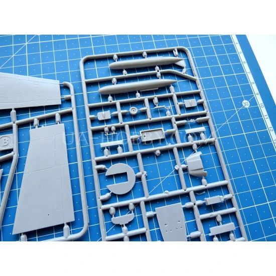 Amodel 72295 - 1/72 - Learjet-35A  LX-ONE, PT-LOE scale model kit
