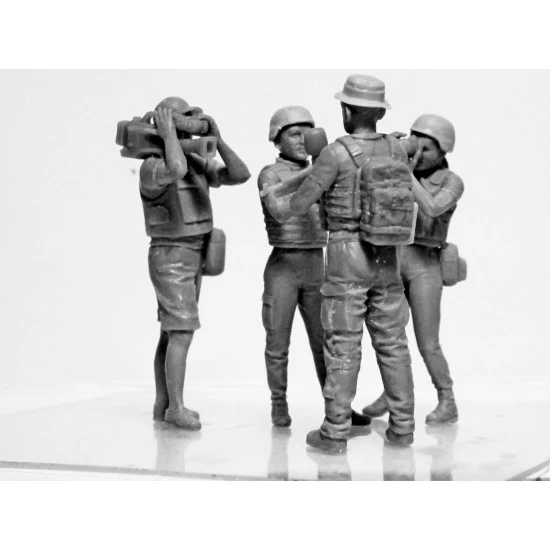 Icm 35751 1/35 Journalists In War Plastic Model Kit 4 Figures