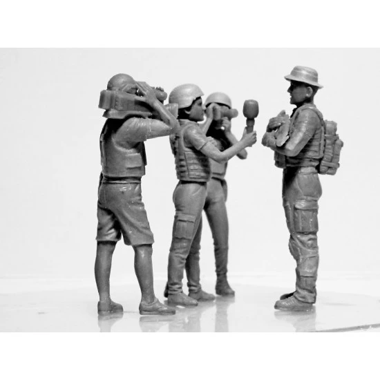 Icm 35751 1/35 Journalists In War Plastic Model Kit 4 Figures