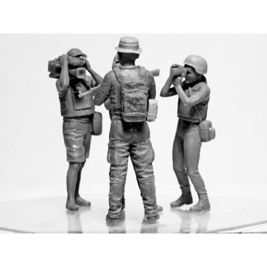 Icm 35751 1/35 Journalists In War Plastic Model Kit 4 Figures