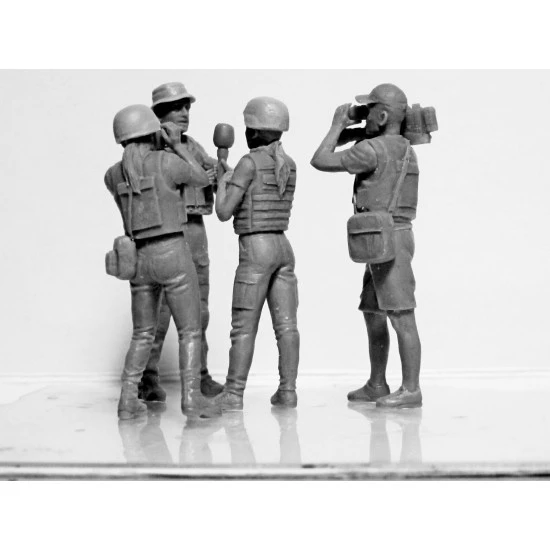 Icm 35751 1/35 Journalists In War Plastic Model Kit 4 Figures