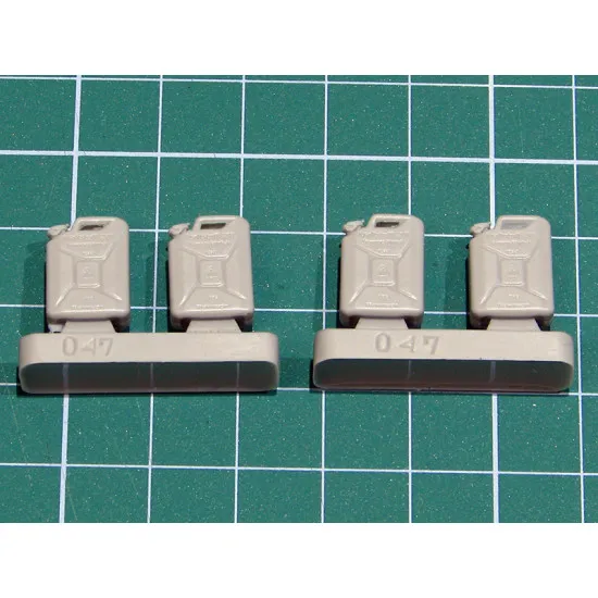Eureka E-047 1/35 German Jerrycans For Fuel Wwii 20l Kraftstoff Resin 4pcs