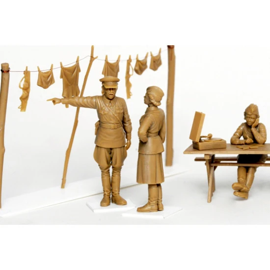 Soviet Military Servicewomen 1/35 ICM 35621
