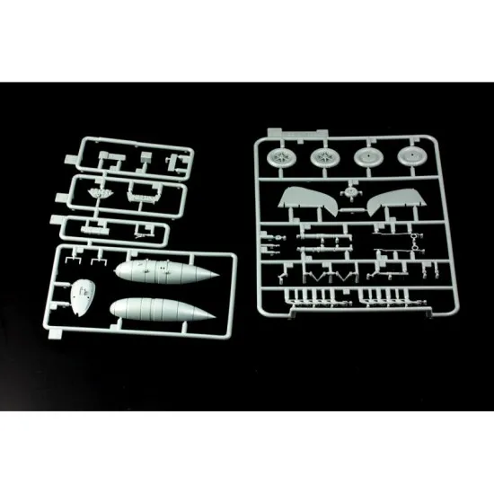 Hgw 103201 1/32 Messerschmitt Bf 109e-7 Trop German Aircraft Plastic Model Kit