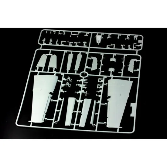 Hgw 103201 1/32 Messerschmitt Bf 109e-7 Trop German Aircraft Plastic Model Kit