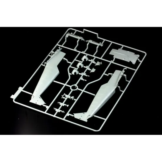 Hgw 103201 1/32 Messerschmitt Bf 109e-7 Trop German Aircraft Plastic Model Kit