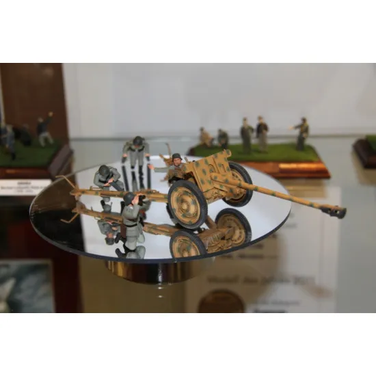 7,62 cm Pak 36 (r) with German Crew (4 figures) 1/35 ICM 35801