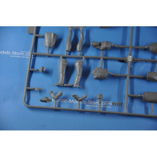 Master Box 3514 1/35 Europe 1945 Figures Model Kit