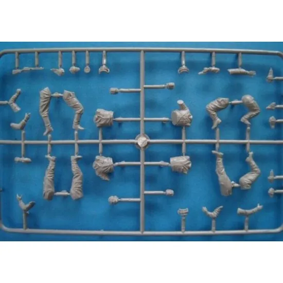 Master Box 3532 1/35 Russian Tank Crew Kursk 1943 4 Figures Model Kit