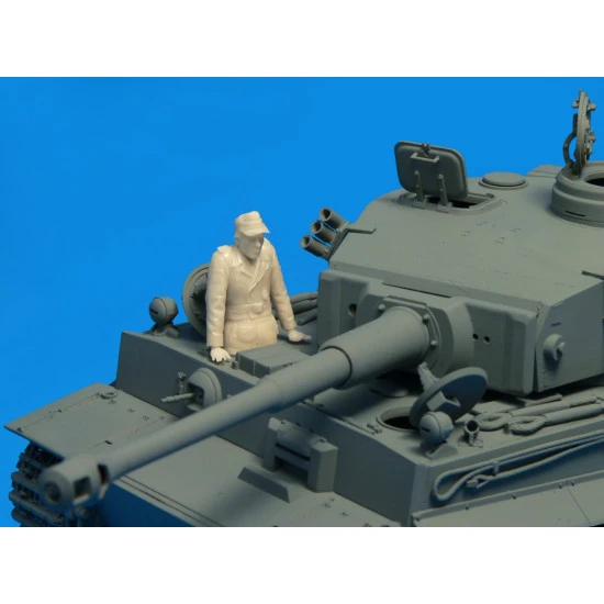 Miniart 35060 1/35 German Tank Crew France 1944 Plastic Figures Kit
