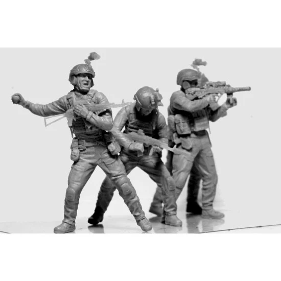 Icm 35754 1/35 Always The First Plastic Figures Kit