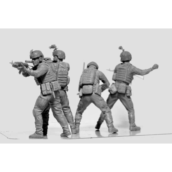 Icm 35754 1/35 Always The First Plastic Figures Kit