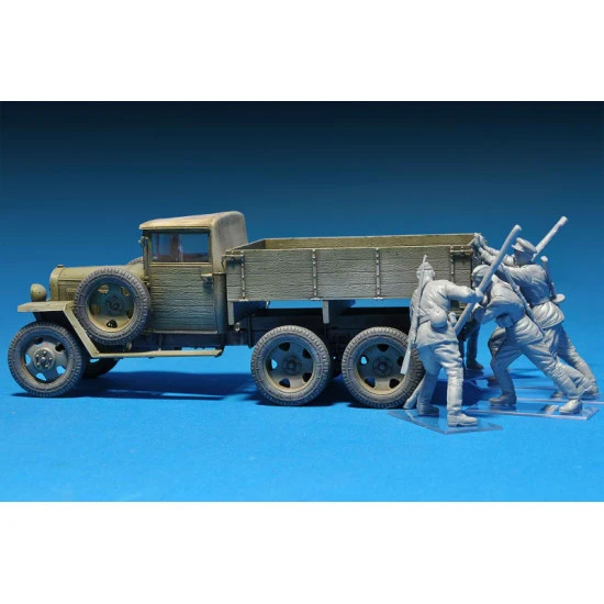 Soviet soldiers 1/35 Miniart 35137