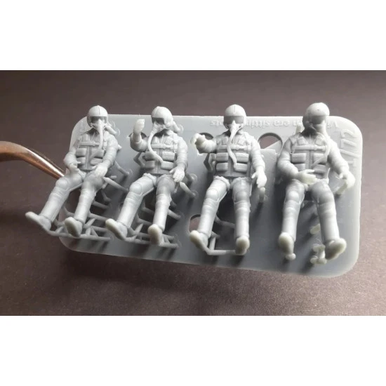 Rise144 Models Rm72019 1/72 Vietnam Era Pilots Sitting 4x Pilots, Diff Poses