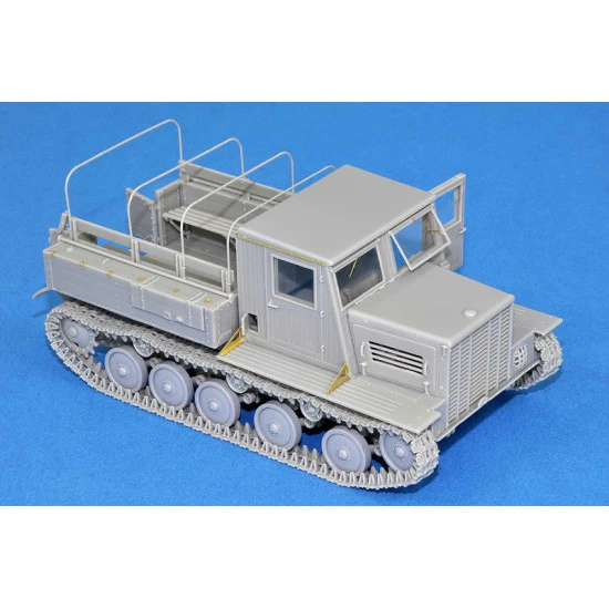 YA-12 SOVIET ARTILLERY TRACTOR - PLASTIC MODEL KIT SCALE 1/35 MINIART 35052