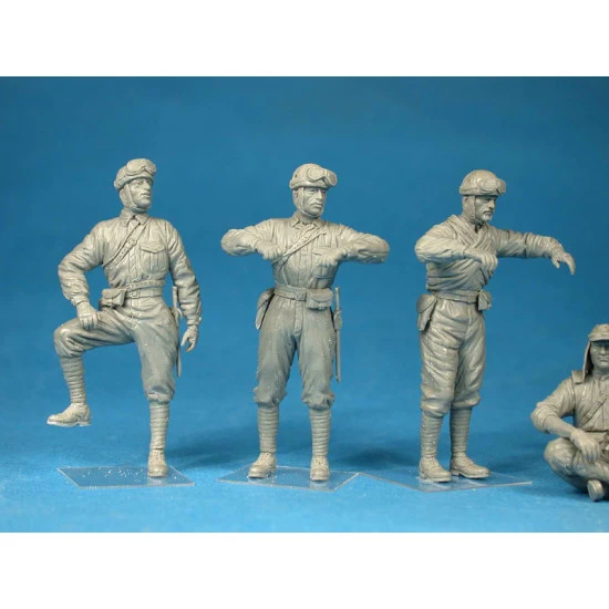 Japanese tank crew 1/35 Miniart 35128