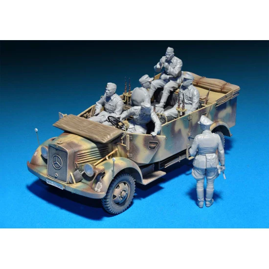 Kfz.70 (MB 1500A) German 4x4 car with crew 1/35 Miniart 35139