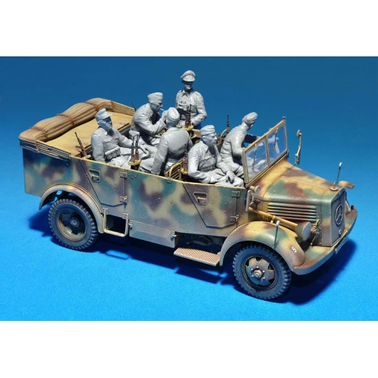 Kfz.70 (MB 1500A) German 4x4 car with crew 1/35 Miniart 35139