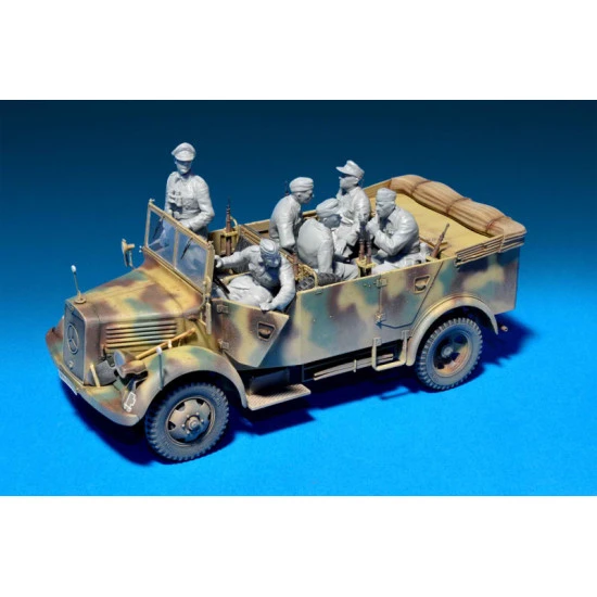 Kfz.70 (MB 1500A) German 4x4 car with crew 1/35 Miniart 35139