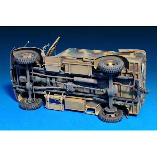Kfz.70 (MB 1500A) German 4x4 car with crew 1/35 Miniart 35139