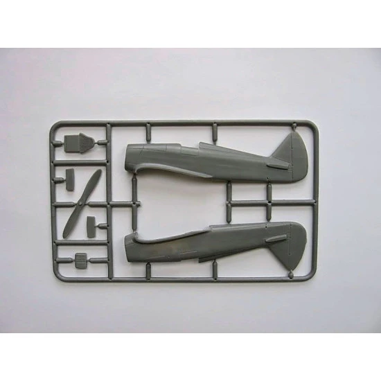 Yakovlev UT-1B Soviet light attack aircraft 1/48 Micro-Mir 48-003