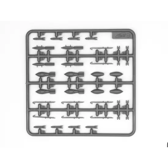 Icm 48094 1/48 I-153 Luftwaffe With Pilots And Ground Personnel
