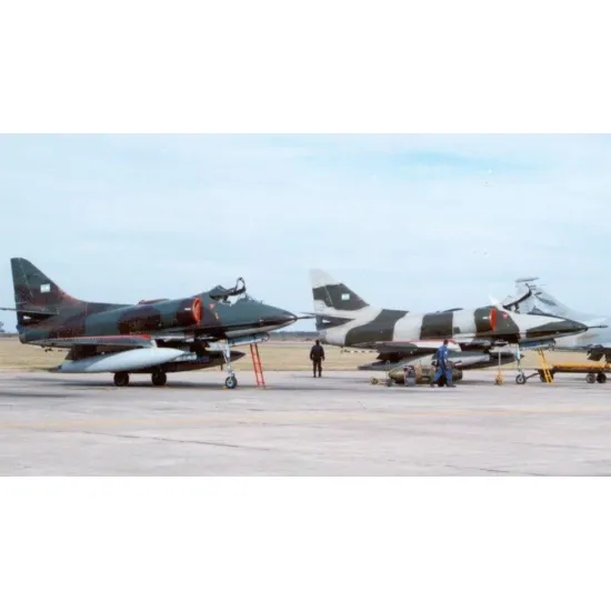 Cat4-r72009 1/72 A 4b C P Q Skyhawk Argentinian Antennas Accessories Kit