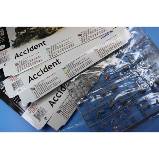 Accident. Soviet and German military men, Summer 1941 1/35 Master Box 3590