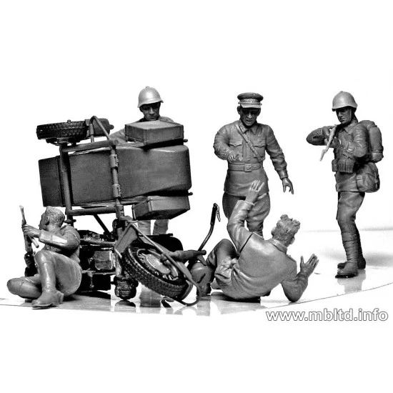 Accident. Soviet and German military men, Summer 1941 1/35 Master Box 3590