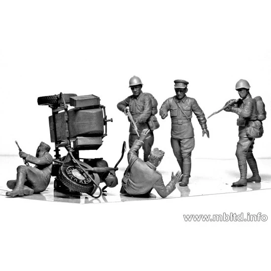 Accident. Soviet and German military men, Summer 1941 1/35 Master Box 3590