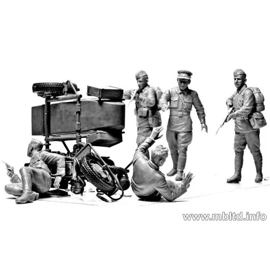Accident. Soviet and German military men, Summer 1941 1/35 Master Box 3590
