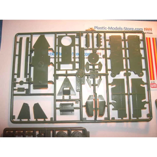 BT-5 Soviet Wheel-Track Light Tank Red Army WWII 1/72 UM 301