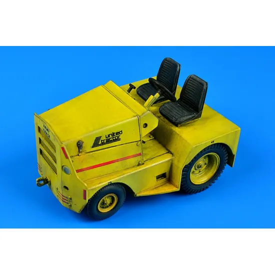 Aerobonus 320060 1/32 United Tractor Gc-340/Sm340 Tow Tractor Dual Mounting