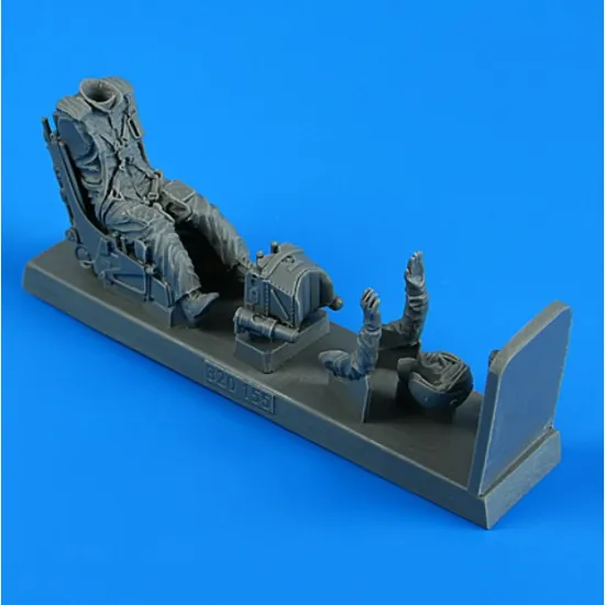 Aerobonus 320155 1/32 Soviet Pilot With Ej. Seat For Su-25 Resin Kit